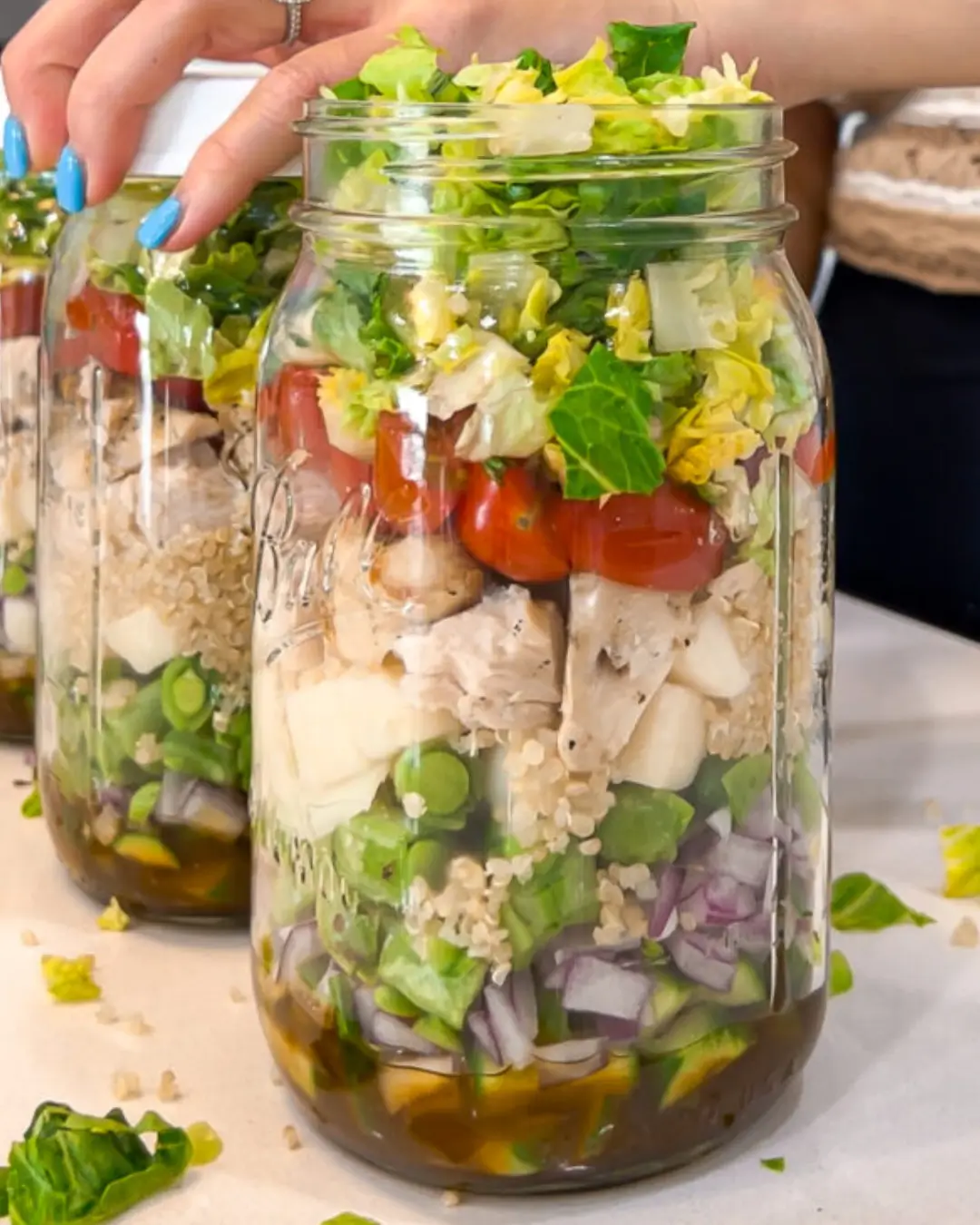 Montagem de uma salada em pote de vidro