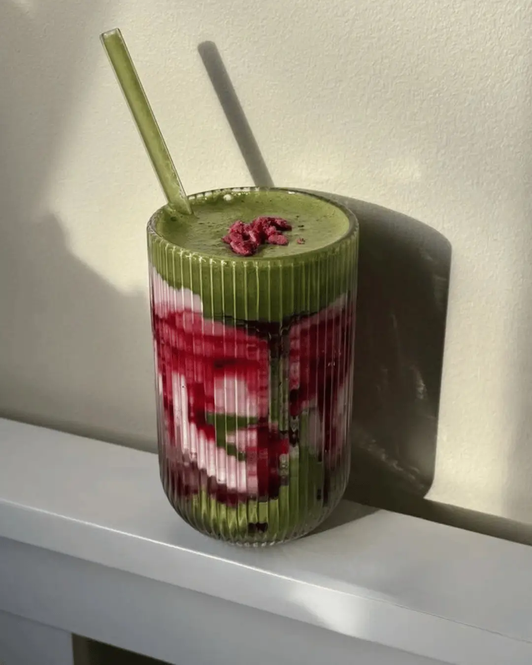 Smoothie verde com frutas vermelhas